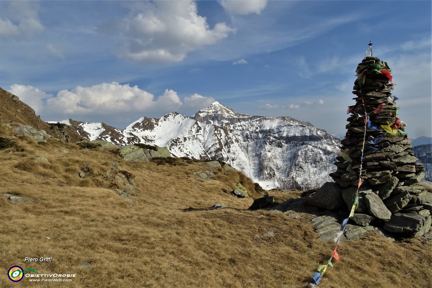 80 All'alto omone di pietre del Rif. Balicco con vista sul Monte Cavallo.JPG